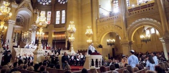 Le rabbin Gilles Bernheim prononce un discours a la synagogue de la Victoire.
