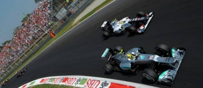 Sergio Perez, au second plan sur la Sauber, aux prises avec Nico Rosberg (Mercedes), a franchi un palier supplementaire pour entrer dans le "Top 10" des pilotes de F1.