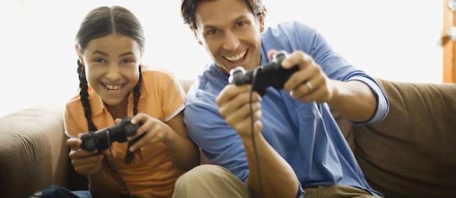 Une etude de l'universite de Brigham Young a montre que les filles qui jouent a des jeux video avec leur pere ont tendance a mieux se comporter et a etre plus impliquees dans leur famille.
