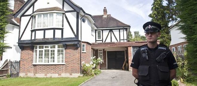 Un cordon de securite avait deja ete installe autour de cette maison cossue situee dans le Surrey.