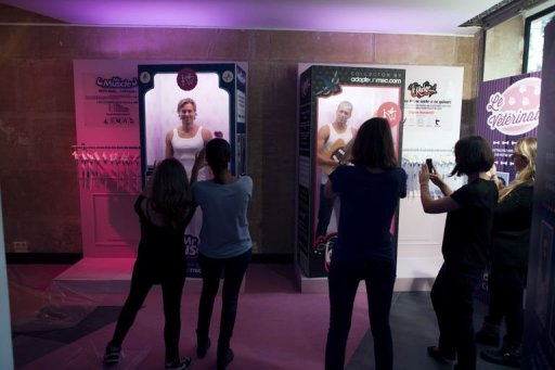 "Mr Muscle", "le Rocker", "l'Aventurier" ou "le Barbu" : des boites geantes de poupees accueillent des membres du site de rencontre AdopteUnMec.com qui a inaugure mardi soir une boutique a Paris avec des hommes en vitrine.