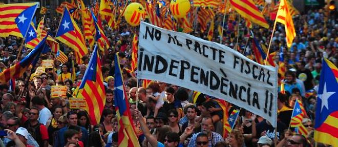 Des milliers de personnes ont manifeste dans les rues de Barcelone, mardi.