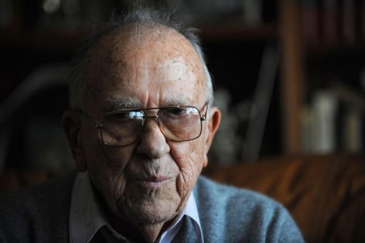 Saluant son role essentiel dans le passage en douceur a la democratie en Espagne, des centaines de personnes se sont recueillies mercredi a Madrid, dans un calme respectueux, devant la depouille de Santiago Carrillo, dirigeant communiste historique mort a 97 ans.