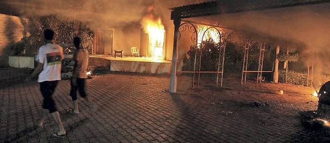 L'ambassade americaine a Benghazi incendiee le 11 septembre.