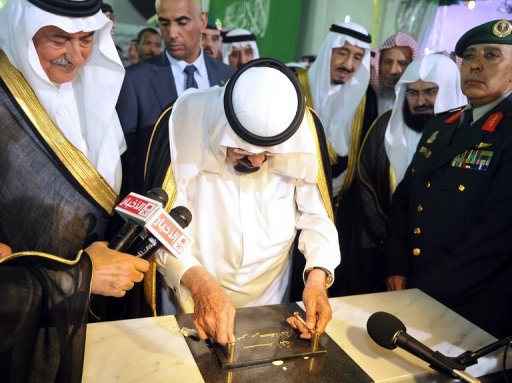 Le roi Abdallah d'Arabie saoudite a lance dans la nuit de lundi a mardi un projet d'amenagement et d'agrandissement du mausolee du prophete Mahomet dans la ville sainte de Medine (ouest), a annonce l'agence officielle saoudienne Spa.