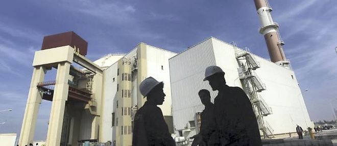 Des travailleurs iraniens devant la centrale de Bushehr(Sud).