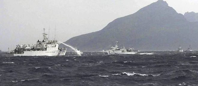 Les gardes-cotes taiwanais repoussent au canon a eau leurs homologues japonais, le 25 septembre 2012.