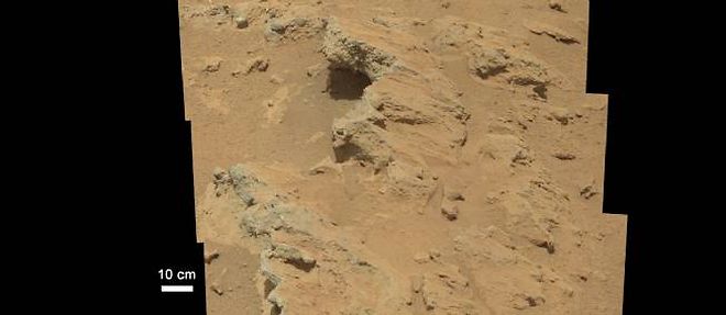 Ces pierres arrondies, sedimentees dans de la roche, correspondraient au lit d'un ancien cours d'eau de la planete rouge.
