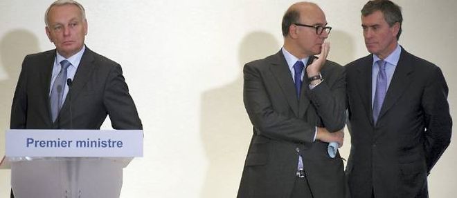 Jean-Marc Ayrault, son ministre de l'Economie et des Finances, Pierre Moscovici, et Jerome Cahuzac, ministre du Budget, le 19 septembre 2012.