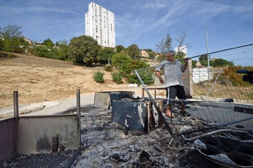 Europe Ecologie-Les Verts et le Parti de gauche ont proteste samedi contre l'intervention d'habitants d'un quartier de Marseille pour chasser des familles roms installees a proximite, les premiers exigeant l'ouverture d'une enquete, les seconds fustigeant "de la violence raciste".