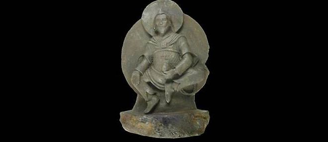 Cette statuette tibetaine a ete entierement sculptee dans une meteorite ferreuse rare.
