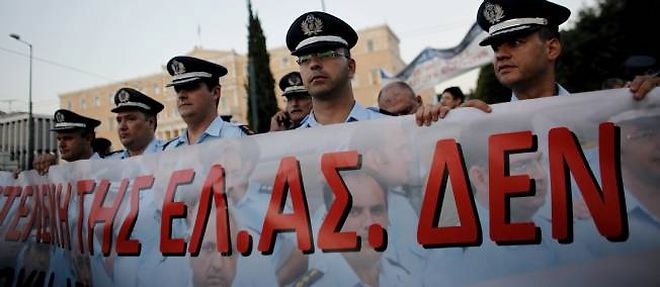 Des policiers manifestent le 6 septembre a Athenes  contre les coupes budgetaires.