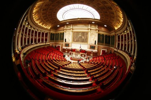 Au lendemain du discours de Jean-Marc Ayrault a l'Assemblee nationale, les deputes ont mene mercredi deux discussions paralleles sur l'Europe, l'une en seance sur le traite budgetaire, et l'autre en commission sur le projet de loi organique le mettant en oeuvre.