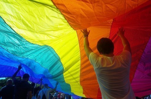 Le Premier ministre et ministre de l'Interieur serbe Ivica Dacic a annule mercredi pour des "raisons de securite" la Gay Pride prevue a Belgrade le 6 octobre, apres les menaces de groupes extremistes d'organiser des contre-manifestations.