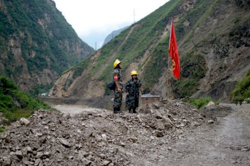 Dix-huit eleves d'une ecole primaire ont ete ensevelis jeudi dans un glissement de terrain survenu dans une region du sud-ouest de la Chine recemment touchee par un tremblement de terre, ont annonce les medias officiels.