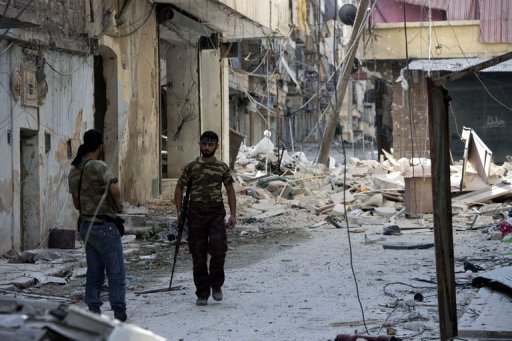 Les combats que se livrent depuis fin juillet rebelles et forces gouvernementales pour le controle de la ville d'Alep (nord de la Syrie) se sont poursuivis jeudi, au lendemain d'un triple attentat a la voiture piegee qui a fait au moins 48 tues, en majorite des militaires, et une centaine de blesses.