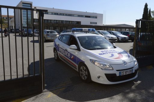"Des stupefiants et de l'argent" ont ete trouves lors des perquisitions faites dans le cadre de l'enquete sur des faits de vols et d'extorsion presumes commis par des policiers de Marseille, a-t-on appris jeudi de source judiciaire, confirmant une information de RTL.