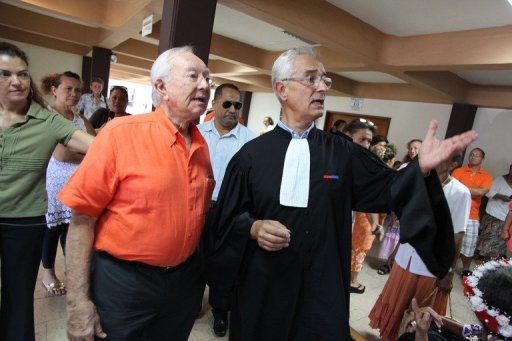 Une peine de cinq ans de prison a ete requise contre le senateur Gaston Flosse (DVD), ancien president de la Polynesie francaise, juge depuis le 24 septembre dans une affaire de corruption.