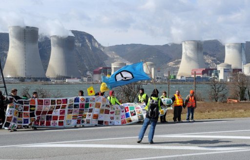 Une amende de 1.500 euros a ete requise par le parquet general jeudi devant la cour d'appel de Nimes contre deux militants de Greenpeace qui s'etaient introduits dans la centrale nucleaire de Cruas (Ardeche) en decembre 2011.