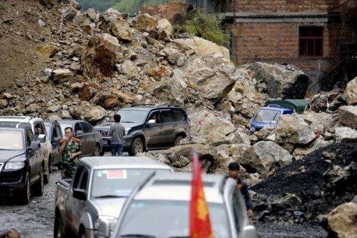 Dix-huit eleves d'une ecole primaire du sud-ouest de la Chine ont ete ensevelis jeudi dans un glissement de terrain qui a fait au moins cinq morts parmi eux selon un bilan provisoire, ont annonce les medias officiels.