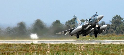 La boite noire du Mirage qui s'est ecrase mercredi pres d'une base aerienne en Haute-Saone a ete retrouvee par les enqueteurs, a-t-on appris jeudi de sources judiciaire et militaire.