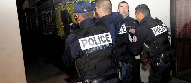 Les forces de police apprehendent un homme, mardi, dans le quartier de la Villeneuve, dans la banlieue de Grenoble.