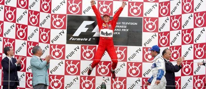 Schumacher laisse eclater sa joie lors de sa victoire au Grand Prix du Japon 2001.