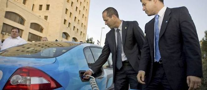 Shai Agassi (a droite) et le maire de Jerusalem a une station de recharge Better Place en octobre 2009.