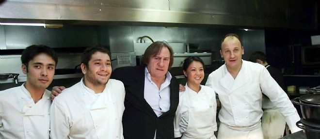 Gerard Depardieu en 2007, dans les cuisines de "son" restaurant, La Fontaine Gaillon. A ses cotes, le chef Laurent Audiot et son equipe.