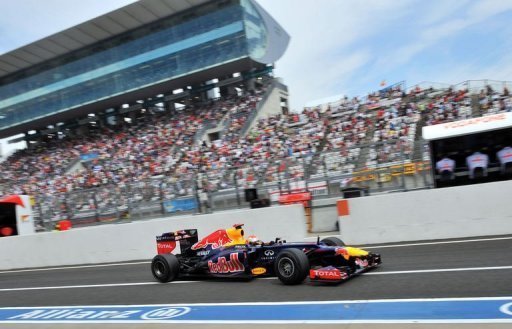 Vettel a boucle son meilleur tour en 1 min 30 sec 839/1000 et devance de deux dixiemes de seconde l'autre Red Bull de l'Australien Mark Webber, qui partira a cote de lui. Ce sera la premiere fois cette saison que l'equipe autrichienne monopolisera la 1re ligne de la grille.