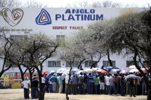 Le numero un mondial du platine Amplats a annonce vendredi le licenciement de 12.000 de ses 28.000 mineurs en greve sauvage du site de Rustenburg dans le nord de l'Afrique du Sud, au lendemain de la mort d'un greviste tue par la police.