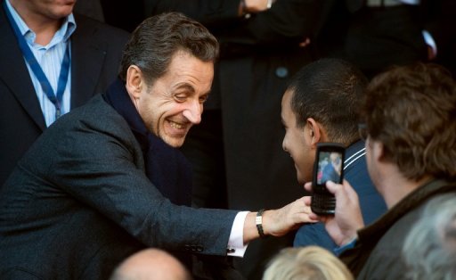 Pres d'un Francais sur deux (49%) souhaiterait voir Nicolas Sarkozy aujourd'hui a l'Elysee, tandis que 46% se prononcent pour Francois Hollande, selon un sondage Harris Interactive pour Marianne diffuse samedi.