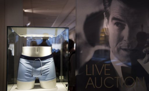 Une selection d'objets de James Bond parmi lesquels la celebre voiture, le maillot de bain, le costume ou la montre de l'agent 007 a ete vendue aux encheres vendredi a Londres chez Christie's et a rapporte plus de 600.000 livres destinees a 12 organismes caritatifs.