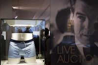 GB: une vente aux ench&egrave;res d'objets de James Bond rapporte 600.000 livres