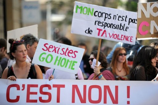 Une centaine de "salopes" ont defile samedi a Aix-en-Provence (Bouches-du-Rhone) aux cris de "ma jupe courte n'est pas une invitation" et "salope et fiere de l'etre", a l'appel du mouvement mondial des Slutwalk, a constate une journaliste de l'AFP.