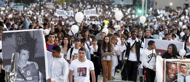 La marche blanche a Echirolles en hommage a Kevin et a Sofiane a reuni une dizaine de milliers de personnes.