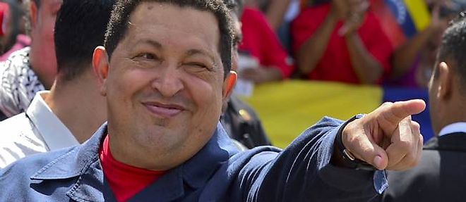 Ancien parachutiste, aujourd'hui affaibli par les traitements apres la detection d'un cancer en 2011, Hugo Chavez a remporte toutes les elections auxquelles il a participe, malgre les accusations d'"autoritarisme" de ses opposants.