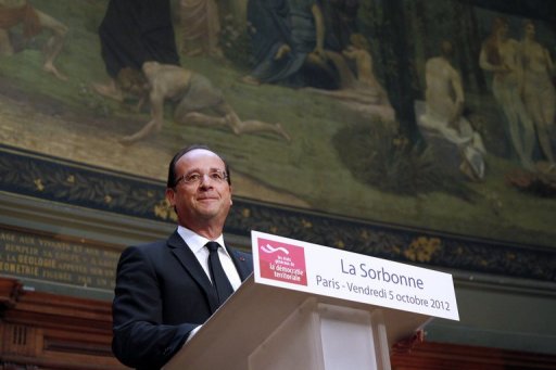 Le president Francois Hollande presente mardi, dans un discours a la Sorbonne, "les grands axes de la politique de l'education", priorite de son quinquennat, a l'occasion de la remise officielle du rapport sur la refondation de l'ecole, prelude a un projet de loi.