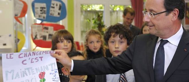 Francois Hollande lors de sa premiere sortie scolaire en tant que president, dans une ecole primaire de l'Oise, le 7 juin 2012.
