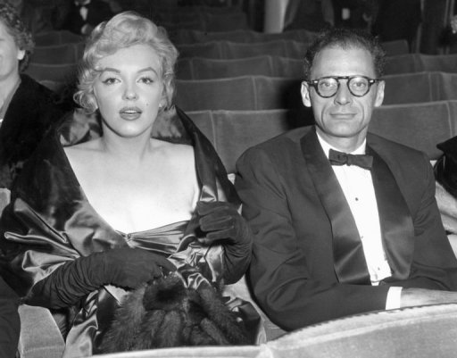 Plus de cinquante ans apres sa mort, Marilyn Monroe suscite toujours les passions, celles de deux journalistes-ecrivains, Henry-Jean Servat, auteur de "Marilyn, la legende", et Annick Halimi, qui raconte "les secrets" de la star d'Hollywood dans "Marilyn Monroe a 20 ans".