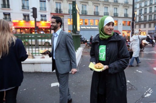 Des benevoles du Collectif contre l'islamophobie en France (CCIF) ont distribue mercredi matin a Paris des pains aux chocolat pour "creer un dialogue autour de l'islamophobie", en reponse aux declarations recentes de Jean-Francois Cope, a constate une journaliste de l'AFP.