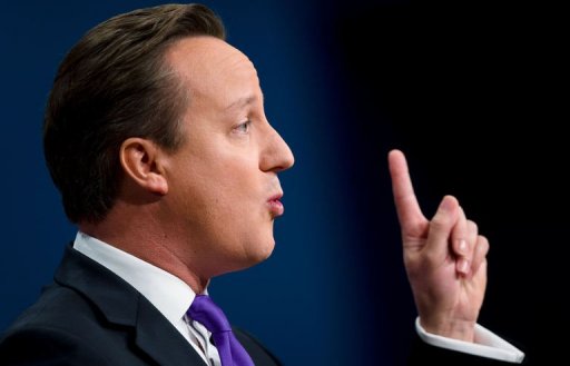 Temoignant du profond emoi au Royaume-Uni, le Premier ministre britannique David Cameron a qualifie les accusations visant Jimmy Savile de "totalement consternantes". Il a aussi exige des explications de la part de la BBC, mise en cause par plusieurs employes dans cette affaire.