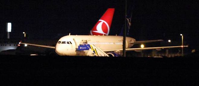 L'avion syrien sur le tarmac de l'aeroport d'Ankara, dans la nuit du 10 au 11 octobre.