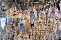 Lourdes, ses Sanctuaires et commerces malades de leurs p&egrave;lerins