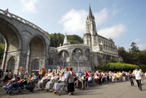Depuis que la jeune bergere Bernadette Soubirous a eu en 1858 des apparitions de la Vierge dans la grotte de Massabielle, Lourdes a ainsi recense 7.000 guerisons inexpliquees, mais seulement 68 miracles.