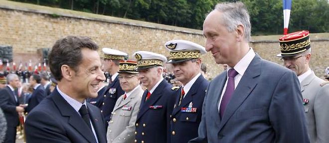 Photo d'illustration. Nicolas Sarkozy, serrant la main du juge Philippe Courroye, en 2009, lors d'une ceremonie marquant le 69e anniversaire de l'appel du 18 juin du general de Gaulle.