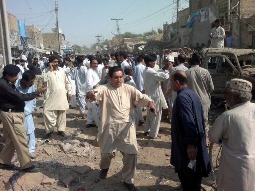 Une voiture piegee a explose samedi, faisant 10 morts et 15 blesses dans un marche bonde d'une localite du nord-ouest du Pakistan, en zone tribale, ont indique des responsables officiels.