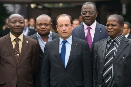 Le president francais Francois Hollande a souligne samedi a Kinshasa, en marge du 14e sommet de la francophonie, que "parler le francais, c'est aussi parler les droits de l'homme", apres une rencontre avec l'opposition congolaise et des ONG.