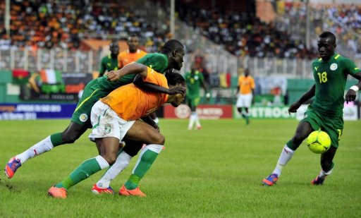 Le match de barrage retour Senegal-Cote d'Ivoire, comptant pour les barrages retour a la CAN-2013, a ete interrompu a un quart d'heure du terme apres l'allumage de feux en tribunes du stade de Dakar, selon des images televisees.