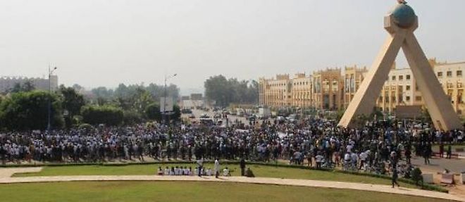 Des centaines de personnes manifestent a Bamako pour reclamer une intervention armee, le 11 octobre.